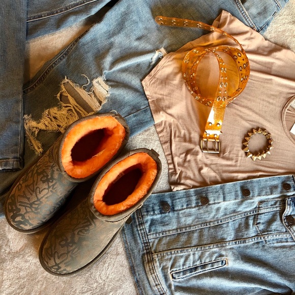 UGG Size 7 Mini Boot Graffiti UGG Orange/Tan/Brown - Picture 2 of 16